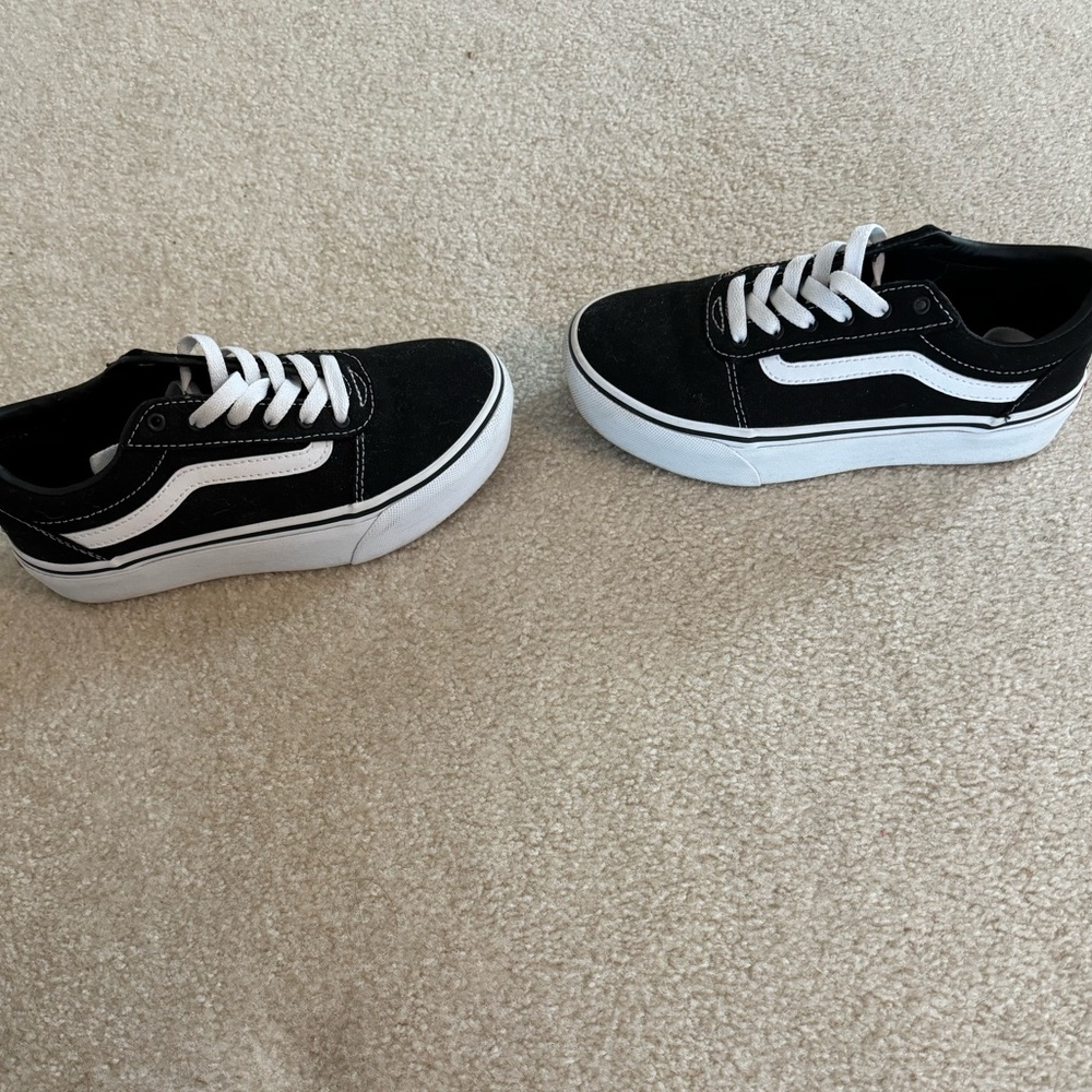 Barely worn old skill vans size US missy 4.0